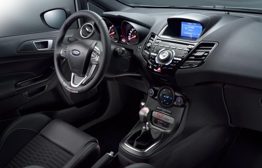 Интерьер Ford Fiesta ST200 2016 года  (фото 7 из 36)